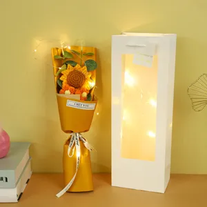 Handgemachte gestrickte Häkel-Sonnenblumenstrauch mit Geschenktüte und Lichterkette für Geschenk.