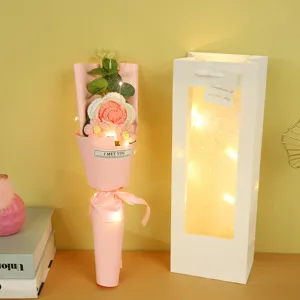 Handgemachte Häkelrosen Blumenstrauß mit Lichterkette und Geschenktüte für Valentinstag.