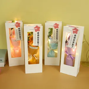 Handgemachte Strick-Wollrosen Blumenstrauß Geschenkbox mit LED Lichterkette für Paare.
