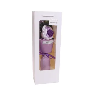 Handgefertigter Häkelrosen-Blumenstrauß im Geschenktüte mit Lichterkette für romantisches Geschenk.