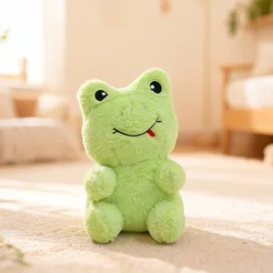 Primer plano del peluche de rana verde lindo, mostrando tela suave y diseño hermoso.