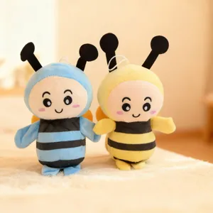 Leuke cartoon bij pluche speelgoed knuffelpop, zacht creatief hangend speelgoed voor kinderen.