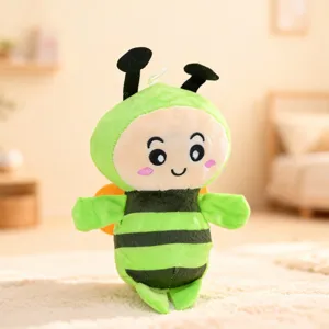 Schattige groene cartoon bij pluche speelgoed, zachte knuffelpop voor kindercadeau.