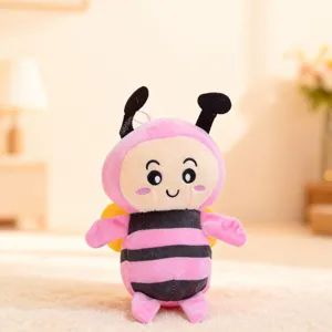 Detailopname van een schattige roze en zwart gestreepte cartoon bijen pluche knuffel hier.