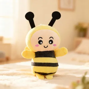 Close-up van schattig bijen pluche speelgoed, zachte knuffelpop met mooi geel en zwart design.