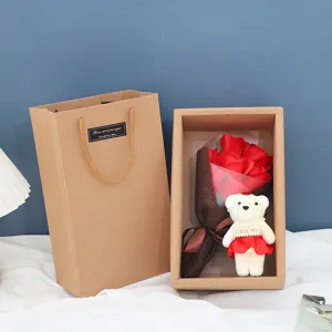 Nahaufnahme der roten Seifenrosen Blumenstrauß Geschenkschachtel mit süßem Teddybär.