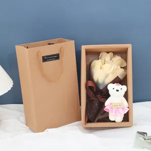 Detailansicht der Seifenrosen Blumenstrauß Geschenkbox mit süßem Bären und schöner Papiertüte.