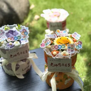 Handmade crochet flower gift box, beautiful knitted sunflower bouquet for special holiday gifts.