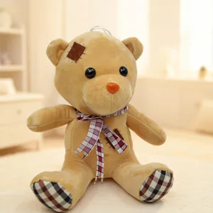 Schöner Plüsch Teddybär Kuscheltier mit Flicken Design und karierter Schleife, weiche Stoffpuppe.