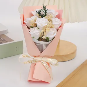 Bouquet di fiori di rose in sapone artificiale con carta da imballaggio rosa per San Valentino.