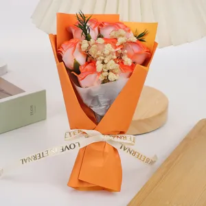 Bellissimo bouquet di rose di sapone artificiali regalo di San Valentino carta arancione