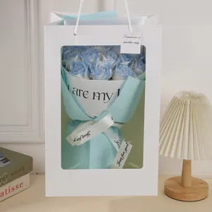 Romántico ramo de flores de jabón de rosas azules y blancas en bolsa de regalo perfecta.