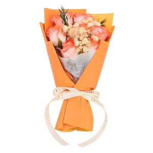 Bouquet di rose di sapone artificiale con gipsofila secca, regalo perfetto per San Valentino.