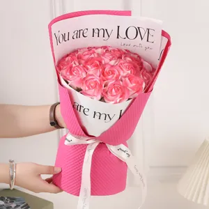 Primer plano de ramo de rosas de jabón rosa con papel de regalo y cinta en inglés.