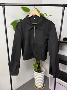 Mavro andriko konto zaketa me diplo fermouar gia andres minimalistiko casual panofori