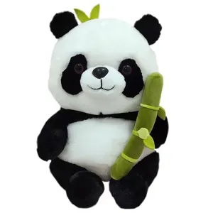 Nahaufnahme Detail des süßen Plüschpandas mit Bambus, weiche Textur für Kindergeschenk.