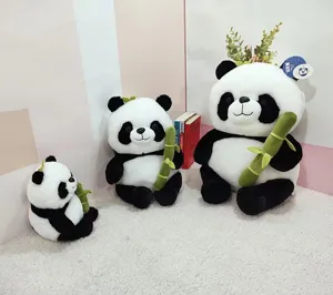 Süßes schwarz-weißes Panda-Plüschtier mit Bambus, weiche Kuscheltier Puppe Detailansicht.