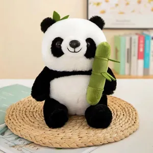 Süßer schwarz-weißer Panda Plüschtier hält grünen Bambus, weiches Kuscheltier Geschenk.