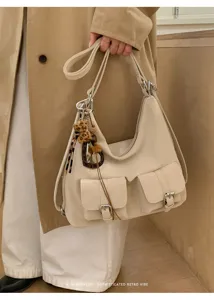Stijlvolle beige multifunctionele schoudertas en rugzak met dubbele zakken voor vrouwen.
