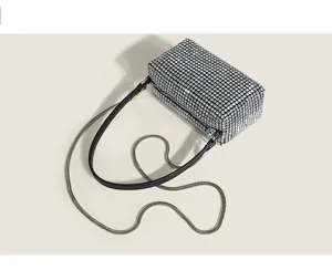 Moderne sac à bandoulière strassé pour femmes, pochette de soirée brillante et chic.