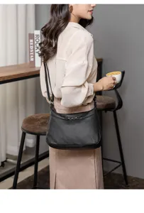 Details of the stylish black litchi pattern shoulder bag, perfect for daily commuting and versatile.