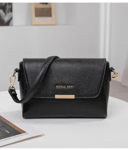 Sac bandouliere en cuir noir, petit sac porte epaule elegant pour femme avec serrure.