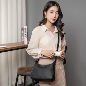 Elegant black leather shoulder bag for women, stylish litchi pattern commuter handbag daily.