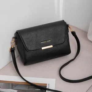 Sac à bandoulière classique en cuir noir pour femme, petit design carré élégant pour usage.