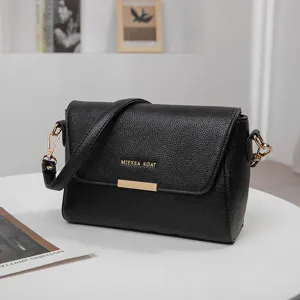 Élégant sac bandoulière noir minimaliste pour femme avec quincaillerie dorée style quotidien.