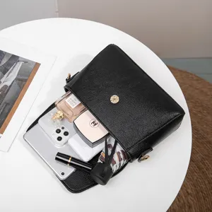 Sac bandoulière noir en cuir pour femme, petit sac carré élégant avec une grande capacité.