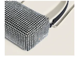 Détail de sac sous les aisselles en strass avec résine de cristal et élégante lanière.