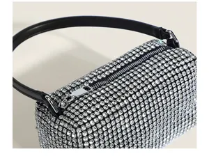 Sac porté épaule cylindrique en strass, sac à main étincelant en cristal avec poignée noire.