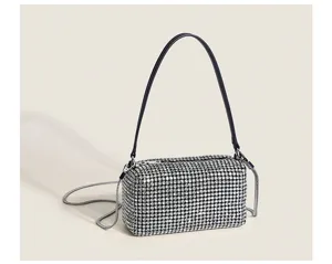 Vue détaillée du sac à bandoulière étincelant en strass, au design chic et cristaux brillants.
