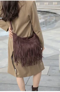 Vue détaillée d'un sac à bandoulière vintage en daim marron avec franges longues et hobo design.