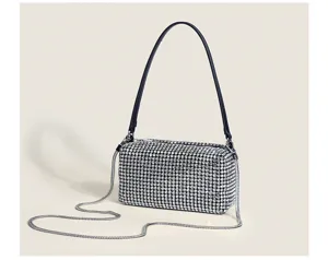 Détail de la pochette de soirée scintillante en strass avec une belle bandoulière.