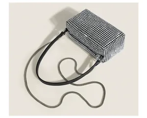 Détail du sac à bandoulière en strass avec finition cristal scintillante et chaîne.