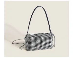 Gros plan détaillé d'un sac à main scintillant en strass pour femme avec chaîne métallique.