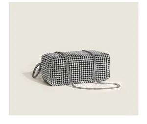 Gros plan d'une pochette étincelante en strass avec bandoulière chaîne argentée.
