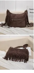 Vue détaillée du sac bandoulière en suédine marron avec franges et fermeture éclair.