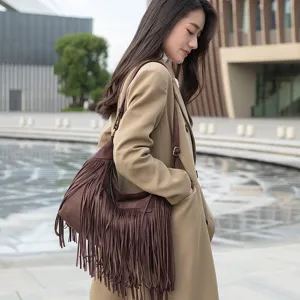 Sac à bandoulière vintage en suède marron à franges pour femme, sac à main élégant.
