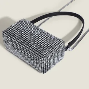 Élégant sac de soirée en strass avec bandoulière chaîne, sac bandoulière de luxe.