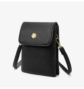 Vue détaillée du sac bandoulière noir effet litchi pour femme, élégant et compact.
