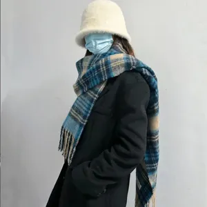Gemütlicher Winter Karo Mohair Schal für Damen, stilvolles Design mit weichen Fransen.