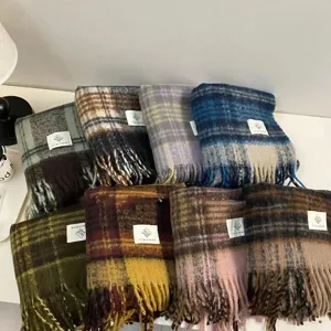 Gemütlicher Mohair Karoschal mit Fransen für den kalten Winter, modischer und warmer Damenschal.