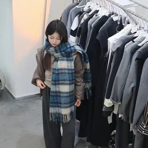 Winter warmer Mohair Karree Schal für Damen, koreanischer süßer farbblockierter weicher Halswärmer.
