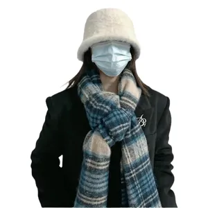 Weicher karierter Mohair Schal fuer Damen im Winter, modischer blauer Block Halswaermer.