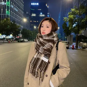 Écharpe d'hiver à carreaux style coréen pour femme, douce et chaude en maille Maillard vue principale.