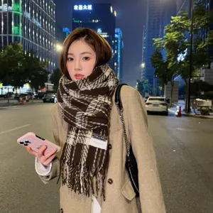 Femme hiver chaud écharpe à carreaux, style coréen marron frange écharpe douce pour extérieur.