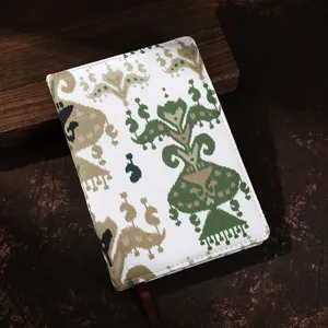 Detalle cuaderno de tela estilo étnico Atlas, diario tradicional de Xinjiang con marcapáginas.
