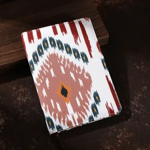 Detalle de cuaderno de tela Edles etnica, bloc de notas de patron tradicional, diario cultural.